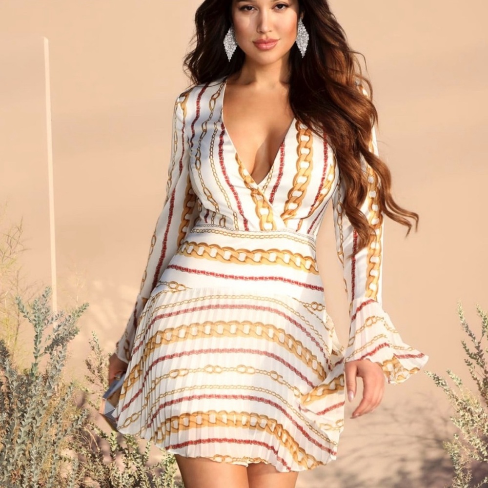 GUESS BY MARCIANO Chain Reaction
Pleated Dress